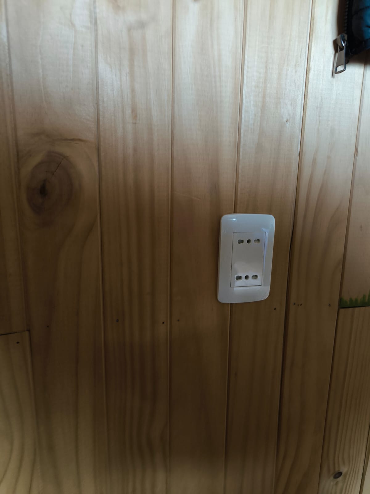 Enchufe instalado sobre revestimiento de madera